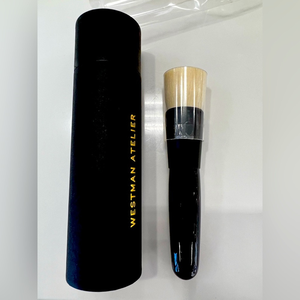 Westman Atelier blending brush.